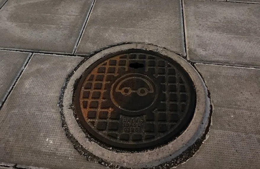 Close up of Unimi manhole cover
